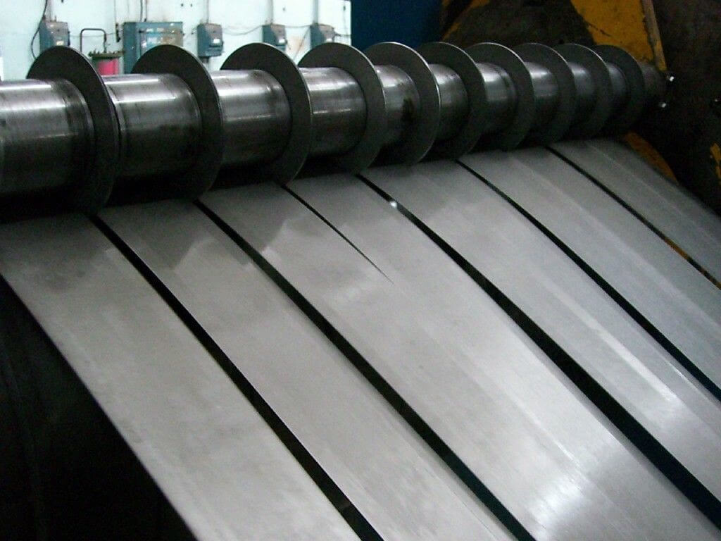 Процесс продольного раскроя листового металла на штрипсы на станке продольной резки